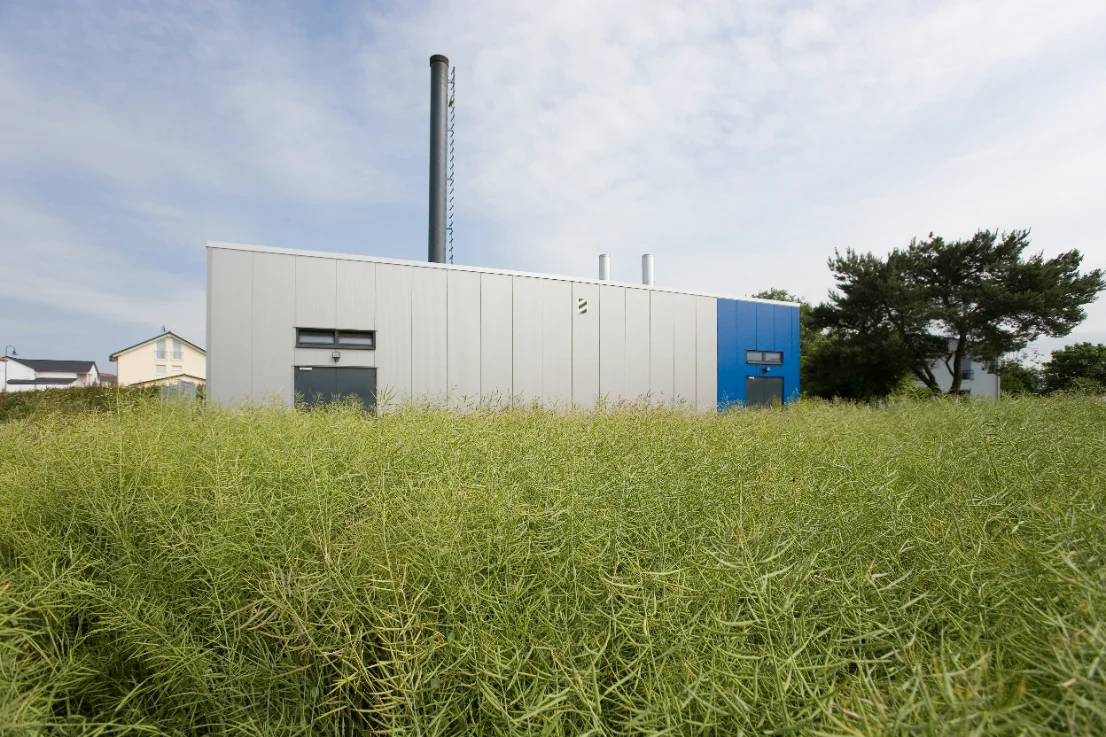 Heizzentrale mit Kesseln und Rohrleitungen